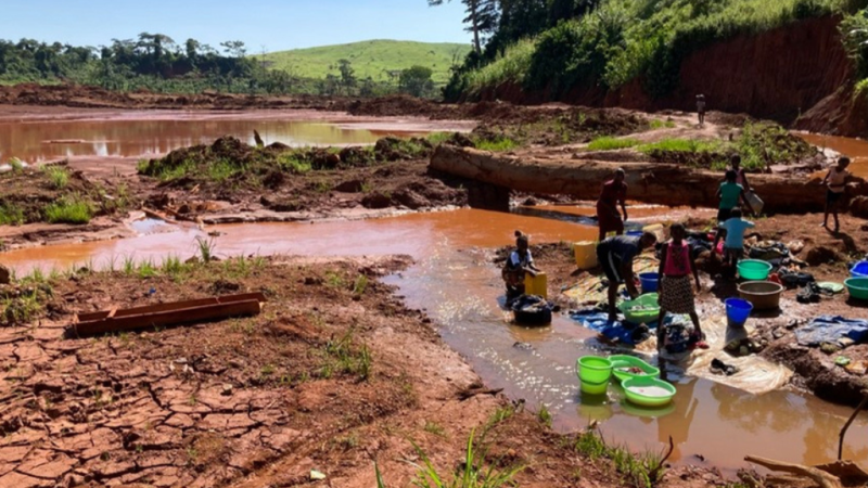 RDC : Quand les mines d’or illégales menacent le fleuve Congo et la biodiversité tropicale.