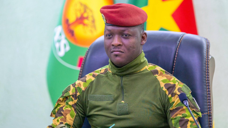 AES : La fermeté du Président Ibrahim Traoré, promettant une riposte coordonnée suite à l&rsquo;attaque de l&rsquo;aéroport de Niamey.