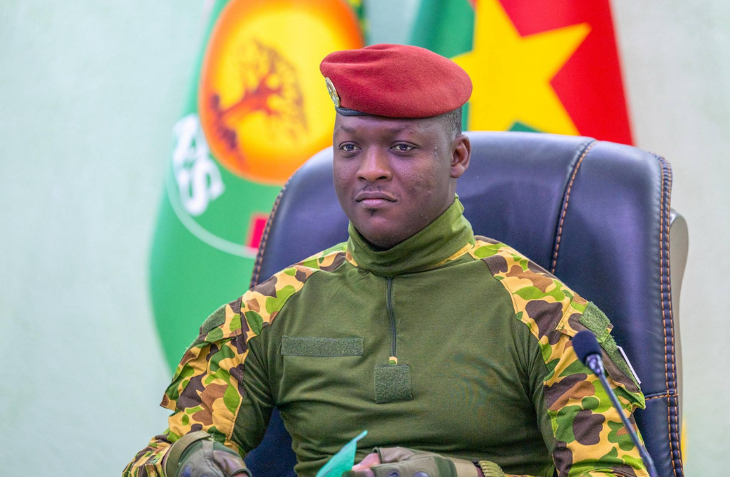 AES : La fermeté du Président Ibrahim Traoré, promettant une riposte coordonnée suite à l&rsquo;attaque de l&rsquo;aéroport de Niamey.