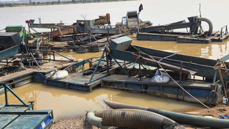 Mali : 38 dragues illégales détruites sur le fleuve Niger, offensive renforcée contre le dragage