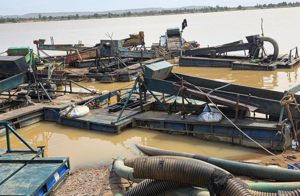 Mali : 38 dragues illégales détruites sur le fleuve Niger, offensive renforcée contre le dragage