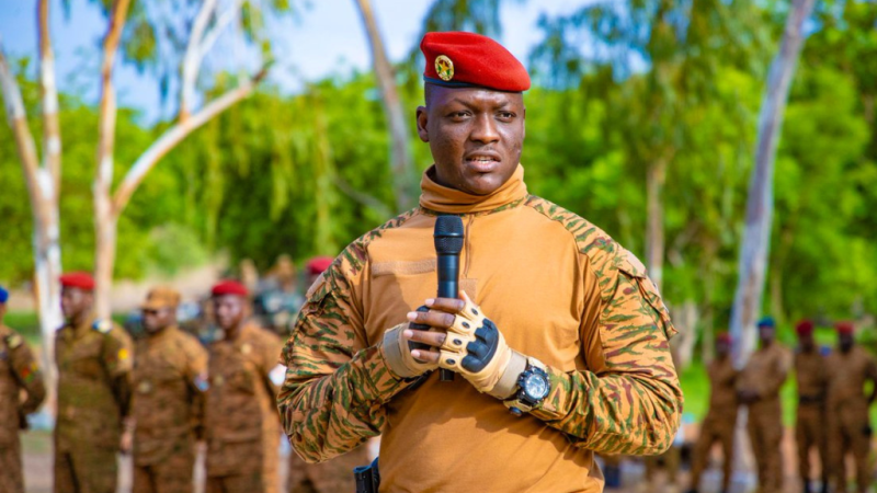 Burkina Faso : Le Président Ibrahim Traoré ou icône d’une jeunesse africaine en quête de dignité.
